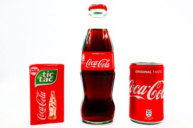 Pescara, İtalya 1 Ocak 2020: COCA-COLA ile sınırlı sayıda TIC TAC üretimi. Tic Tac, Ferrero, Coca-Cola ve Coca-Cola 'nın markasıdır.
