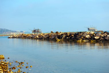 Trabocchi kıyısında, Trabocco Marina di San Vito Chietino 'da. Trabocco, İtalya 'nın Abruzzo kentinin Adriyatik Denizi kıyısında bulunan geleneksel ahşap balıkçı evidir.