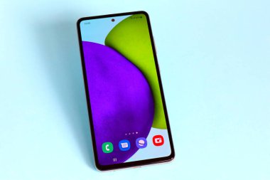 Roma, İtalya 4 Nisan 2022: Samsung Galaxy A52, Mart 2021 'de Hindistan' da piyasaya sürüldü. Samsung Elektronik Şirketi, Güney Kore.