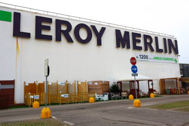 San Giovanni Teatino, İtalya 27 Mart 2022: LEROY MERLIN Mağazası, ev geliştirme ve bahçe perakendecisi