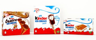 Roma, İtalya 8 Ağustos 2021: farklı aromalı KINDER dondurması kutuları. KINDER bir Ferrero markasıdır. Kinder Dondurması, Ferrero ve Unilever arasındaki bir işbirliğidir.