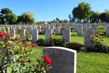 Sangro Nehri Savaş Mezarlığı, Chieti ilinin Torino di Sangro ilçesindeki Contrada Sentinelle 'de yer alır.