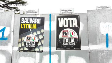 PESCARA, İTALYA - 01 Mart 2018: İTALYA 'NIN ELEKSYONU İÇİN 4 Mart 2018' deki Seçim Duvarı Afişleri