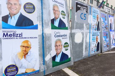Pescara, İtalya - 7 Mayıs 2019: EUROPEAN PARLIAMENT VE ADMINISTRATIVE ELEKsiyonları İçin Seçim Duvarı Posterleri 26 Mayıs 2019