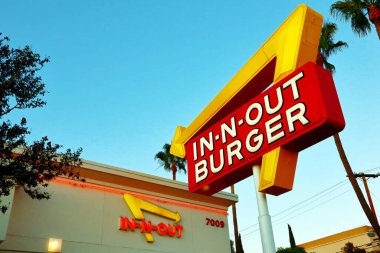 Hollywood, California - 6 Ekim 2019 Hollywood Sunset Bulvarı 'nda In-N-Out BURGER. Öncelikli olarak Güneybatı ve Pasifik Sahili 'nde konumları olan Amerikan Fast Food Restoranlar zinciri.
