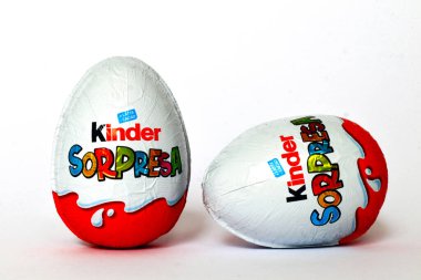 Pescara, İtalya 27 Şubat 2019: Kinder Sürpriz Çikolatalı Yumurtalar. Kinder Surprise, Ferrero tarafından İtalya 'da üretilen bir üründür.