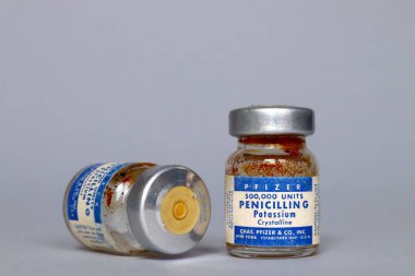 New York, ABD 18 Nisan 2021: Vintage 1955 Vials of PFIZER Penisillin G - PFIZER, 1849 yılında Charles Pfizer ve Charles Erhart tarafından kurulan ABD 'li ilaç şirketi.