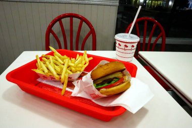 Los Angeles, California - 10 Ekim 2019: In-N-Out Burger Hamburger ve patates kızartması fast-food restoranının içindeki masada bir tepside.