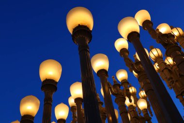 LOS ANGELES, California - 20 Mayıs 2019: Los Angeles İlçe Sanat Müzesi 'nde Chris Burden' ın bir heykeli