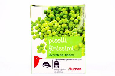 Pescara, İtalya - 10 Mart 2020: AUCHAN Süpermarket zinciri tarafından satılan Bezelyeler