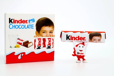 Pescara, İtalya 30 Kasım 2019 Kinderino Yumurta Maskotlu Kinder Sürpriz Çikolata Çubukları. Kinder, Ferrero tarafından İtalya 'da üretilen bir üründür.