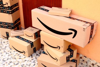Amazon paketleri, kutular kapıya teslim edilecek.