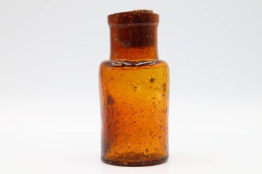 Antika eczane, eski ilaç şişesi.