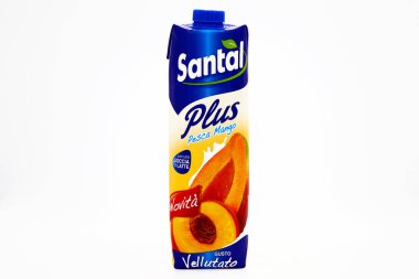 Pescara, İtalya 18 Aralık 2019: Santal Plus Peach ve Mango Juice. Santal, Lactalis Group üyesi Parmalat 'ın bir İtalyan meyve suyu ve nektar ürünüdür.