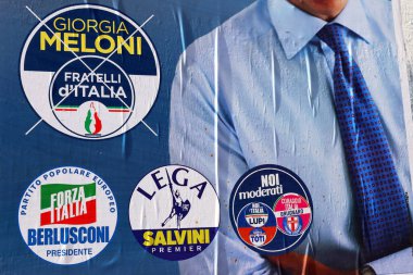 Pescara, İtalya Eylül 2022: Azione ve ItaliaViva sembollü İtalyan Seçim Duvarı posteri ve Calenda Siyasi Partisi 25 Eylül 2022 'de İtalya' da seçim günü için