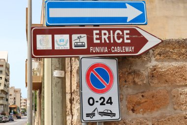 Trapani, Sicilya (İtalya) - 3 Temmuz 2022: Trapani 'den Erice' ye Cableway istasyonu için belirti