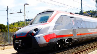 Pescara, İtalya 18 Nisan 2022: Trenitalia, İtalya 'dan Şehirler Arası İtalyan Treni