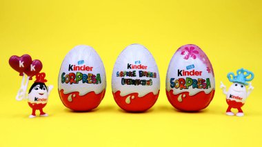 Pescara, İtalya 27 Şubat 2019: Kinder Sürpriz Çikolatalı Yumurtalar. Kinder Surprise, Ferrero tarafından İtalya 'da üretilen bir üründür.