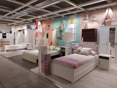 San Giovanni Teatino, İtalya 26 Nisan 2022: İtalya 'daki IKEA mağazasının iç görünümü. Ikea dünyanın en büyük mobilya perakendecisi ve mobilya montajı için hazır satıyor. İnsan Yok