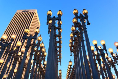 LOS ANGELES, California - 20 Mayıs 2019: Los Angeles İlçe Sanat Müzesi 'nde Chris Burden' ın bir heykeli