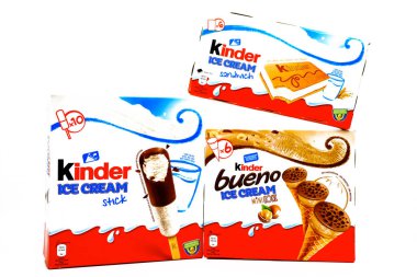Roma, İtalya 8 Ağustos 2021: farklı aromalı KINDER dondurması kutuları. KINDER bir Ferrero markasıdır. Kinder Dondurması, Ferrero ve Unilever arasındaki bir işbirliğidir.