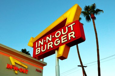 Hollywood, California - 6 Ekim 2019 Hollywood Sunset Bulvarı 'nda In-N-Out BURGER. Öncelikli olarak Güneybatı ve Pasifik Sahili 'nde konumları olan Amerikan Fast Food Restoranlar zinciri.