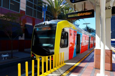 LONG BEACH Los Angeles, California - 5 Ekim 2019: Downtown Long Beach Metro İstasyonu ve Blue Line Train