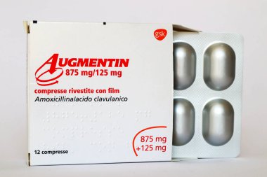 Roma, İtalya 16 Ağustos 2022: AUGMENTIN tıbbı amoksisilin ve clavulanik asit ile. Bakterilerin sebep olduğu enfeksiyonları tedavi etmek için kullanılan ilaç. Augmentin, GSK GlaxoSmithKline markasıdır.