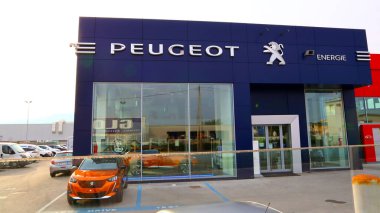 San Giovanni Teatino, İtalya 27 Mart 2022: PEUGEOT satıcısı. Peugeot Fransız otomobil üreticisi.