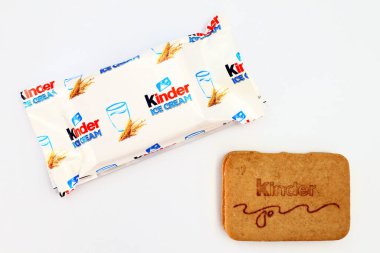 Pescara, İtalya 7 Mayıs 2020 Kinder Sandviç Dondurması. Kinder, Ferrero 'nun bir gıda ürünüdür. Kinder Dondurması, Ferrero ve Unilever arasındaki bir işbirliğidir.