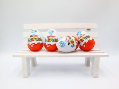 Pescara, İtalya 27 Şubat 2019: Kinder Sürpriz Çikolatalı Yumurtalar. Kinder Surprise, Ferrero tarafından İtalya 'da üretilen bir üründür.