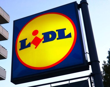 Roma, İtalya 17 Mart 2022 LIDL Supermarket. Lidl bir Alman süpermarket zinciri.