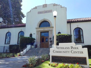REDONDO BEACH, Los Angeles, California - 13 Eylül 2018: Redondo Plaj Halk Kütüphanesi