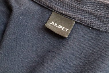 Roma, İtalya - 29 Eylül 2022: JULIPET etiketli bir gömlek. Julipet, Trucco Tessile S.P.A. 'nın İtalyan markası.