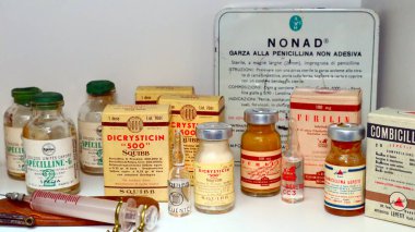 Eczane, sergilenen eski ilaçlar. 