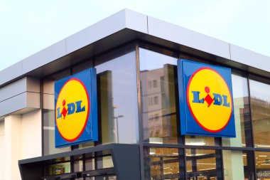 Roma, İtalya 17 Mart 2022 LIDL Supermarket. Lidl bir Alman süpermarket zinciri.