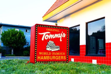 Hollywood, California - 9 Ekim 2019: Original Tommy 's World Famous Hamburger, Hollywood Bulvarı, Los Angeles