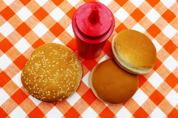 Hamburger Bun Sezamem Obrusach — Zdjęcie stockowe