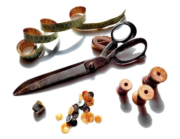 Оригінальний Виробник Одягу Vintage Tailor Wooden Spools Meter Buttons Thimble — стокове фото