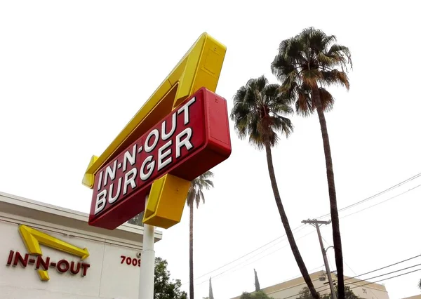 Hollywood, California - 6 Ekim 2019 Hollywood Sunset Bulvarı 'nda In-N-Out BURGER. Öncelikli olarak Güneybatı ve Pasifik Sahili 'nde konumları olan Amerikan Fast Food Restoranlar zinciri.