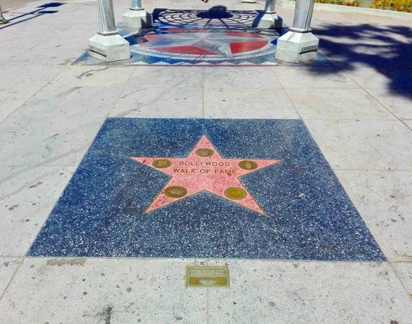 ハリウッド ロサンゼルス カリフォルニア州 2018年9月19日 ハリウッド ウォーク フェーム ハリウッドの4人の女性の歩道に埋め込まれた最初の5点のテラッツォと真鍮の星 — ストック写真