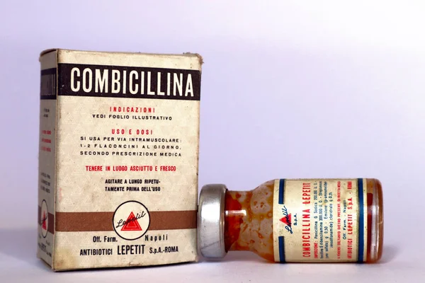 stock image Rome, Italy  February 18, 2022: Vintage 1962 Penicillin G COMBICILLINA manufactured in Italy by Antibiotics LEPETIT S.p.A. - Rome