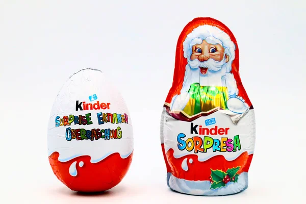2019年11月29日 意大利佩斯卡拉 以圣诞老人为主题的小惊喜巧克力蛋圣诞晚会 Kinder Surprise是费雷罗在意大利生产的一种产品 — 图库照片
