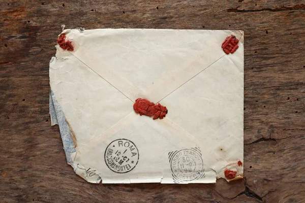 Рим Италия Марта 2022 Старый Конверт Письмо Оригинальном Деревянном Фоне — стоковое фото