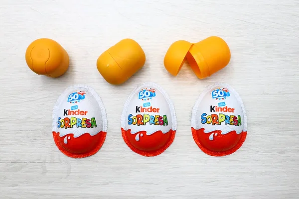 Alba, İtalya 11 Mart 2021: Kinder Sürpriz Çikolata Yumurtaları. Kinder Surprise, Ferrero tarafından İtalya 'da üretilen bir üründür.