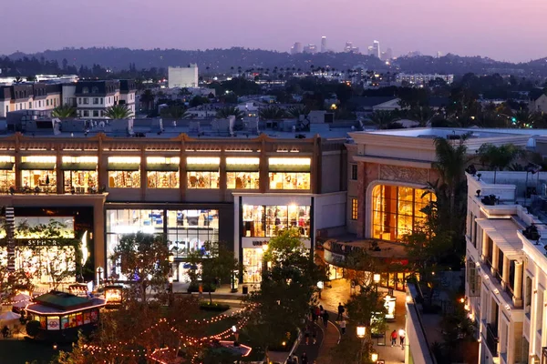 Glendale ロサンゼルス カリフォルニア州 2018年5月16日 ロサンゼルスのグレンデールにあるブランド屋外高級ショッピングセンターとエンターテイメントでのアメリカの眺め — ストック写真