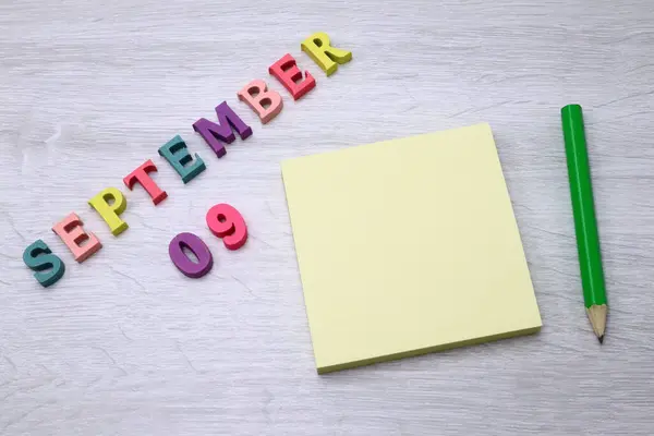 Eylül Tahta Masa Zemininde Blok Notlar Kalem Içeren Günlük Renkli — Stok fotoğraf
