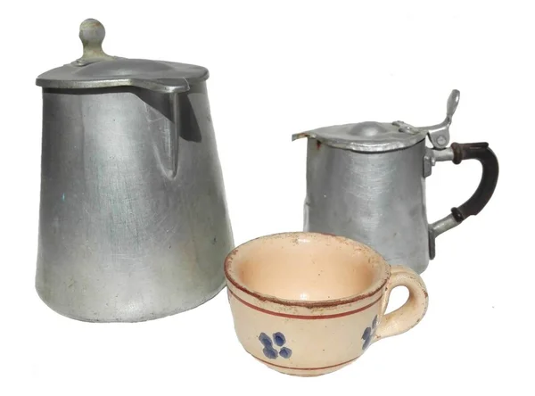古董铝Milk Kettle Pot Jug Creamer和陶器咖啡杯 — 图库照片