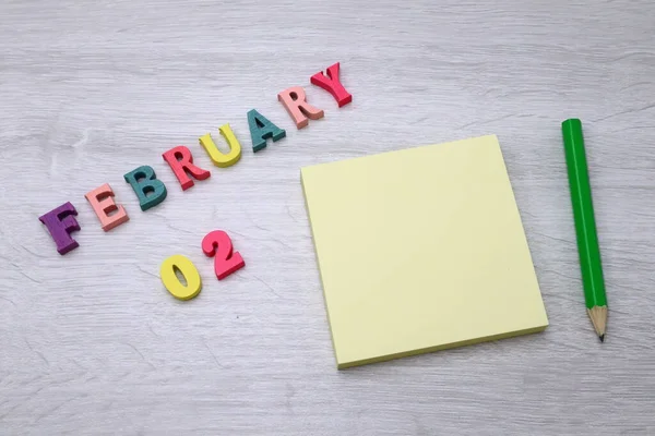 2月2日 每日色彩斑斓的日历 印有积木笔记和铅笔 为你的文字或设计留出空白 — 图库照片