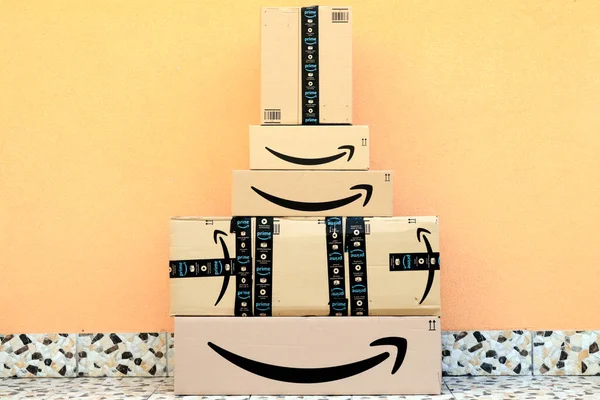 Paket Amazon Pengiriman Kotak Pintu — Stok Foto